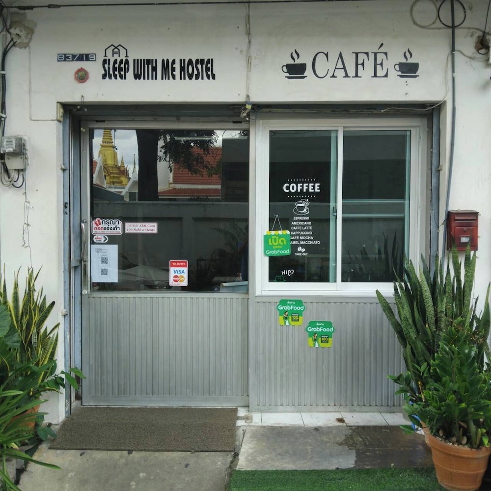 R One 24 7 Hostel