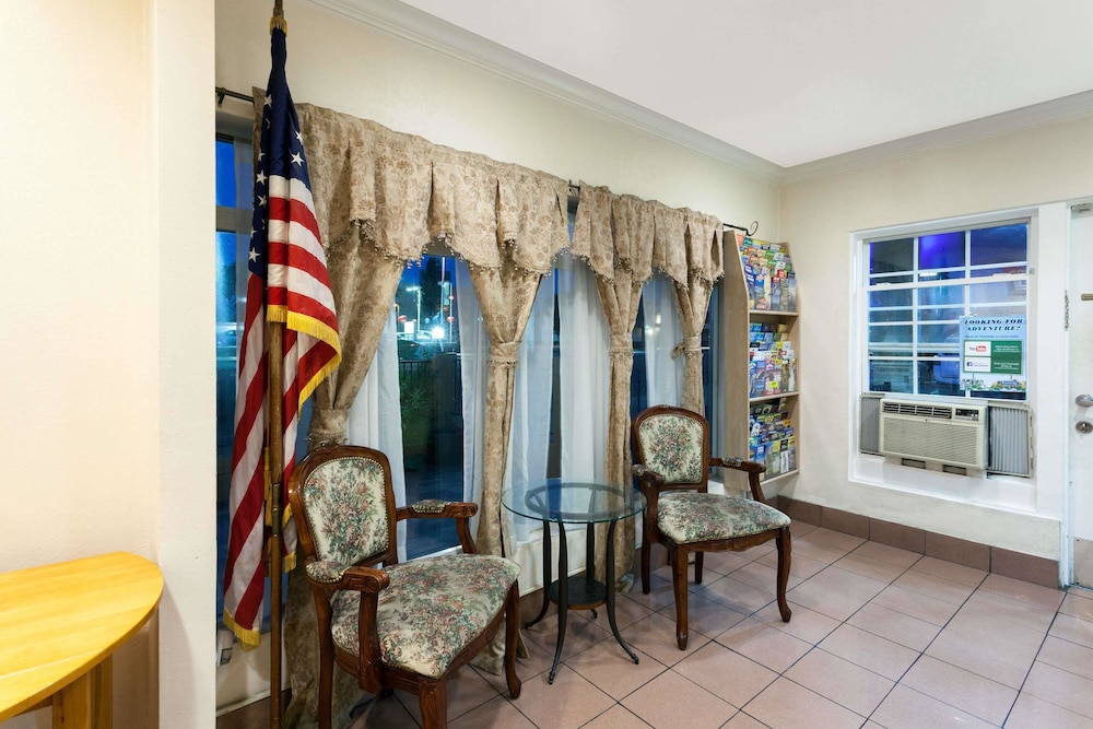 Travelodge by Wyndham El Cajon - photo 2