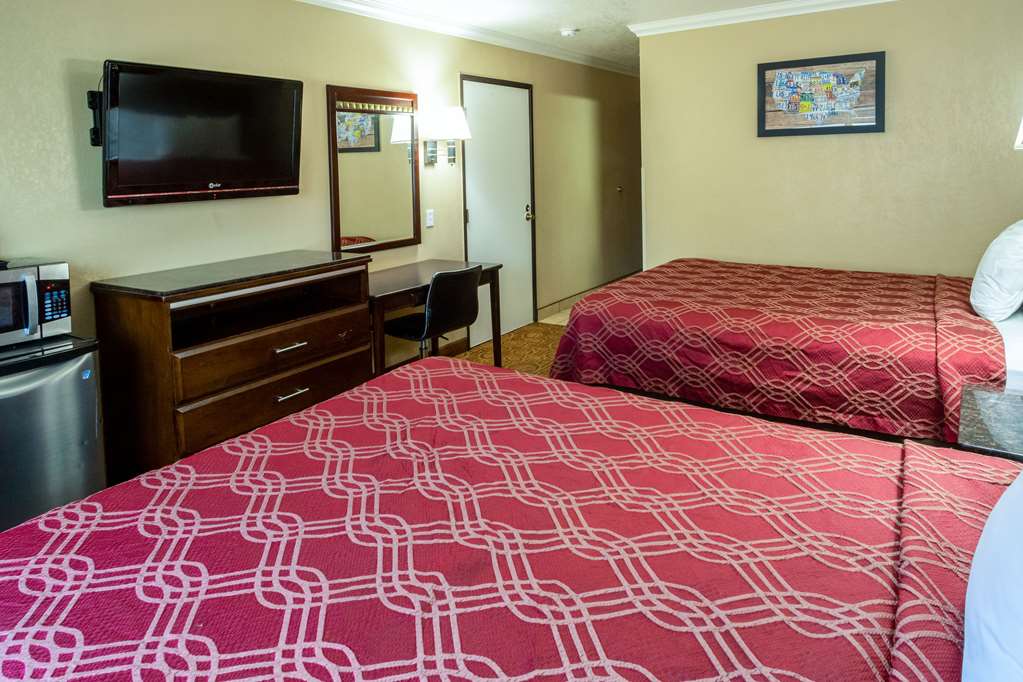 Econo Lodge Inn & Suites Fallbrook Downtown - photo 13