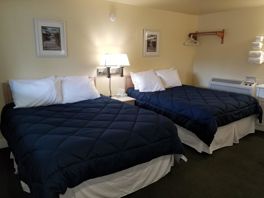 Captain's Quarters Motel - photo 23