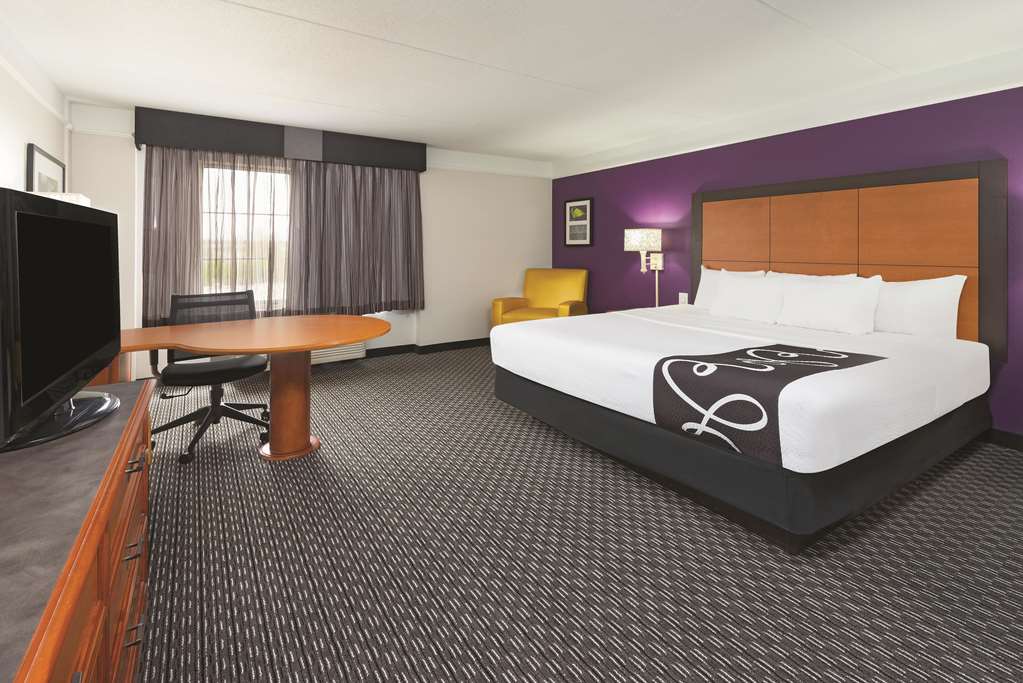 La Quinta Inn & Suites by Wyndham St. Louis Westport - photo 17