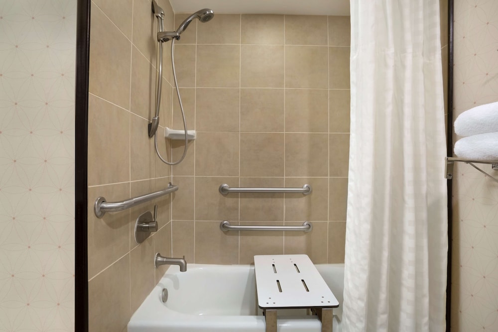 Embassy Suites by Hilton Jackson North Ridgeland - photo 18