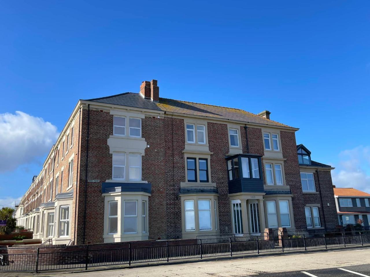 The Beach Front Apartment Amazing Frontline Sea Views — 4-Star Luxury Hotel in Tynemouth, United Kingdom