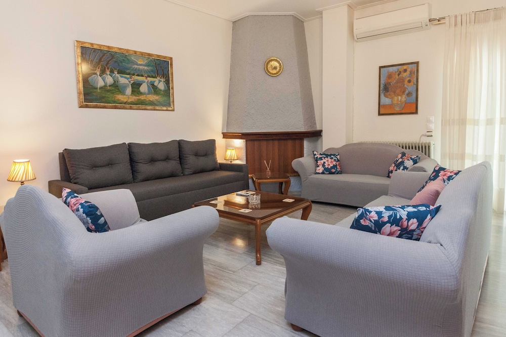 Classical 2 Bd Beauty Apt in Chalandri — 4-Star Luxury Hotel in Khalandrion, Greece