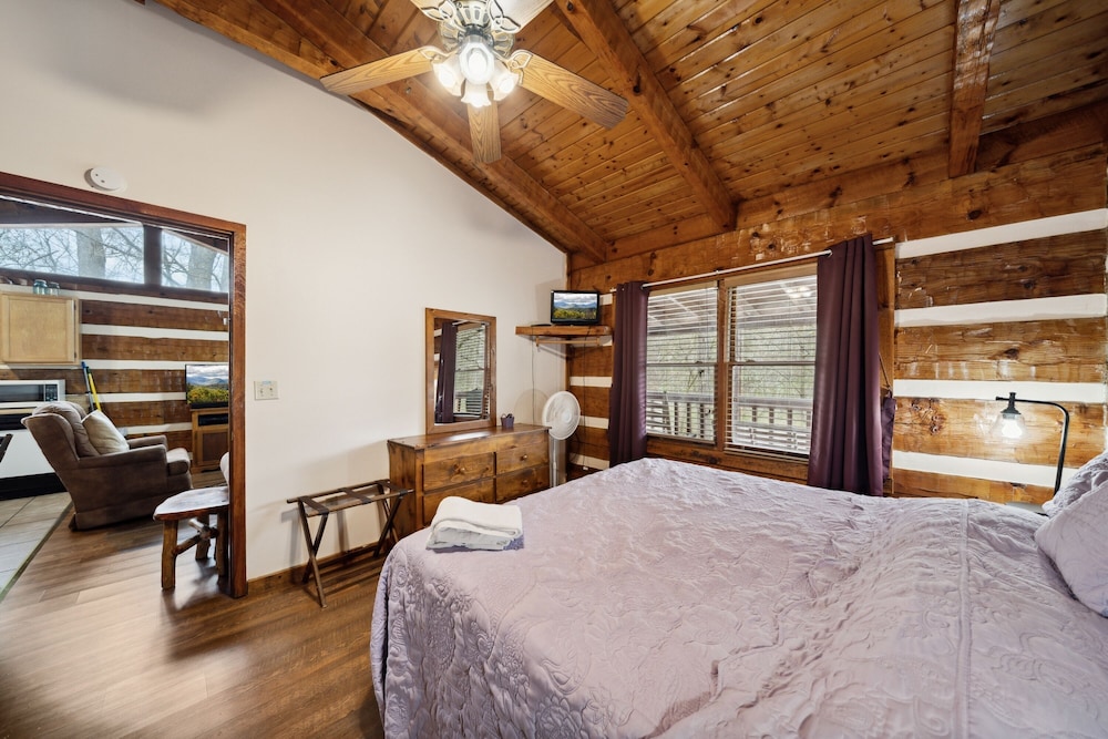 A Lover's Paradise 1 Bedroom Cabin Heavenly Views Resort - photo 3