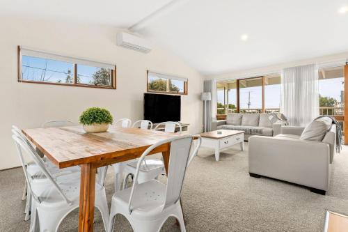 Views on Broadway in San Remo, Australia