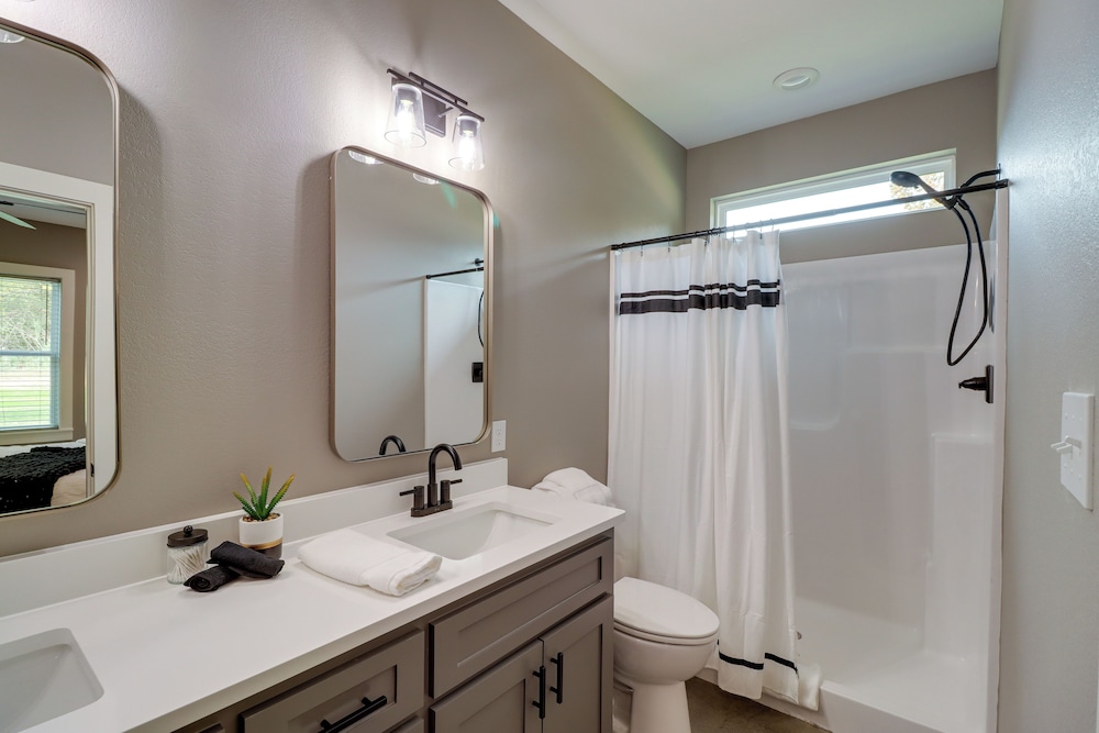 Chic Arkansas Retreat w Patio Grill & Fire Pit — hotel in Fairfield Bay