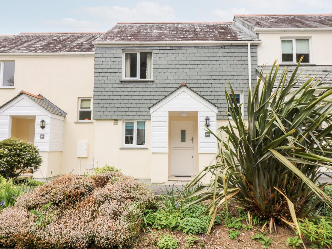 Compass Point - carbon neutral hotel in Falmouth