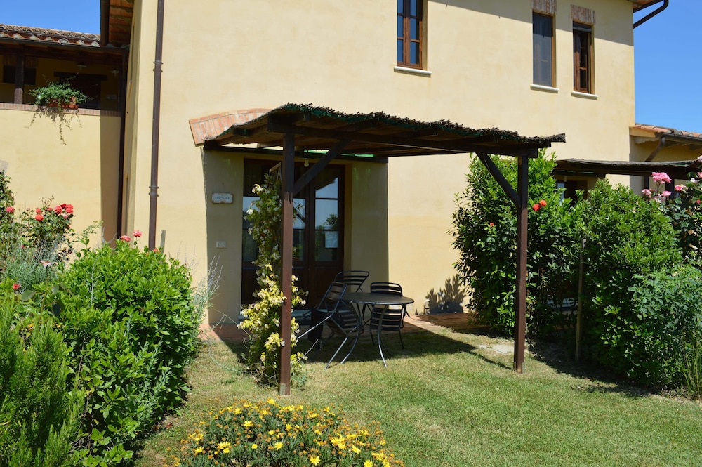 Large Apartment With Shared Swimming Pool in Crete Senesi — 4-Star Luxury Hotel in Asciano, Italy