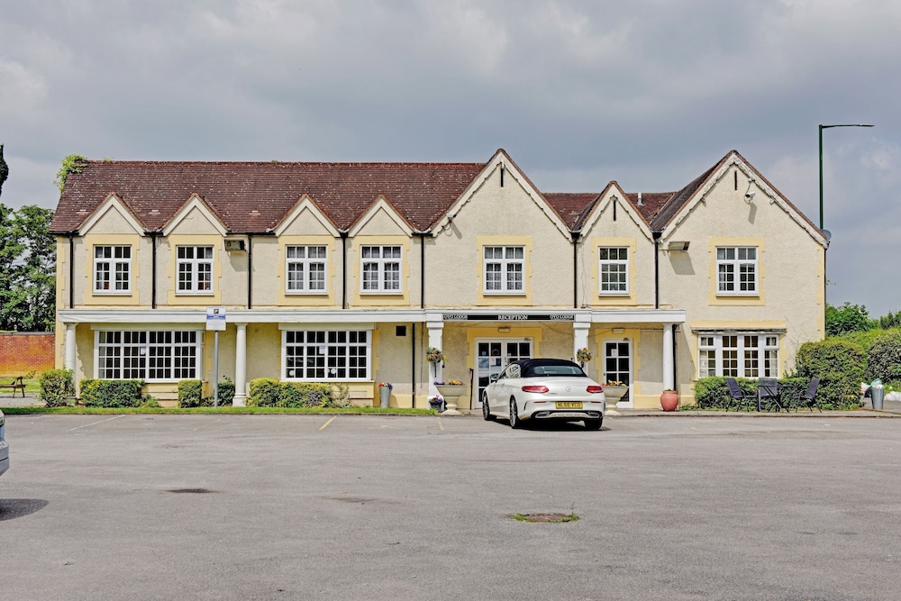 Oyo The Gables Hotel Birmingham Airport — Solihull