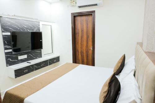 Mand Canal View Rest House For Families Only