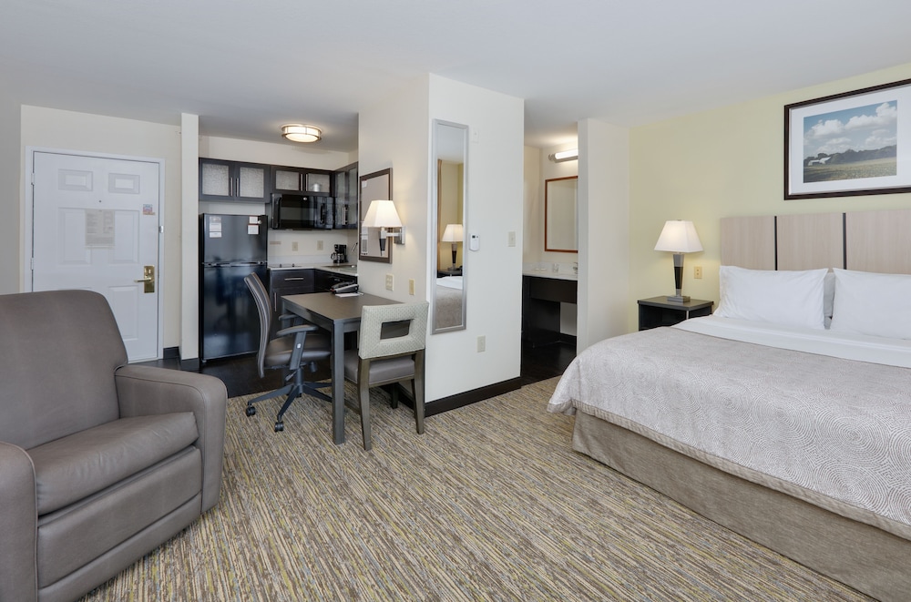 Candlewood Suites Market Center an IHG Hotel - photo 4