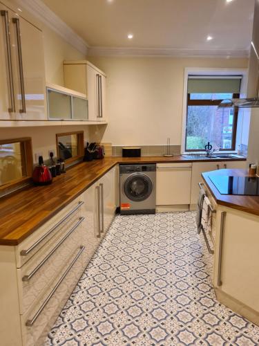 Spacious Mytholmroyd Apartment with River Views — 4-Star Luxury Hotel in Mytholmroyd, United Kingdom