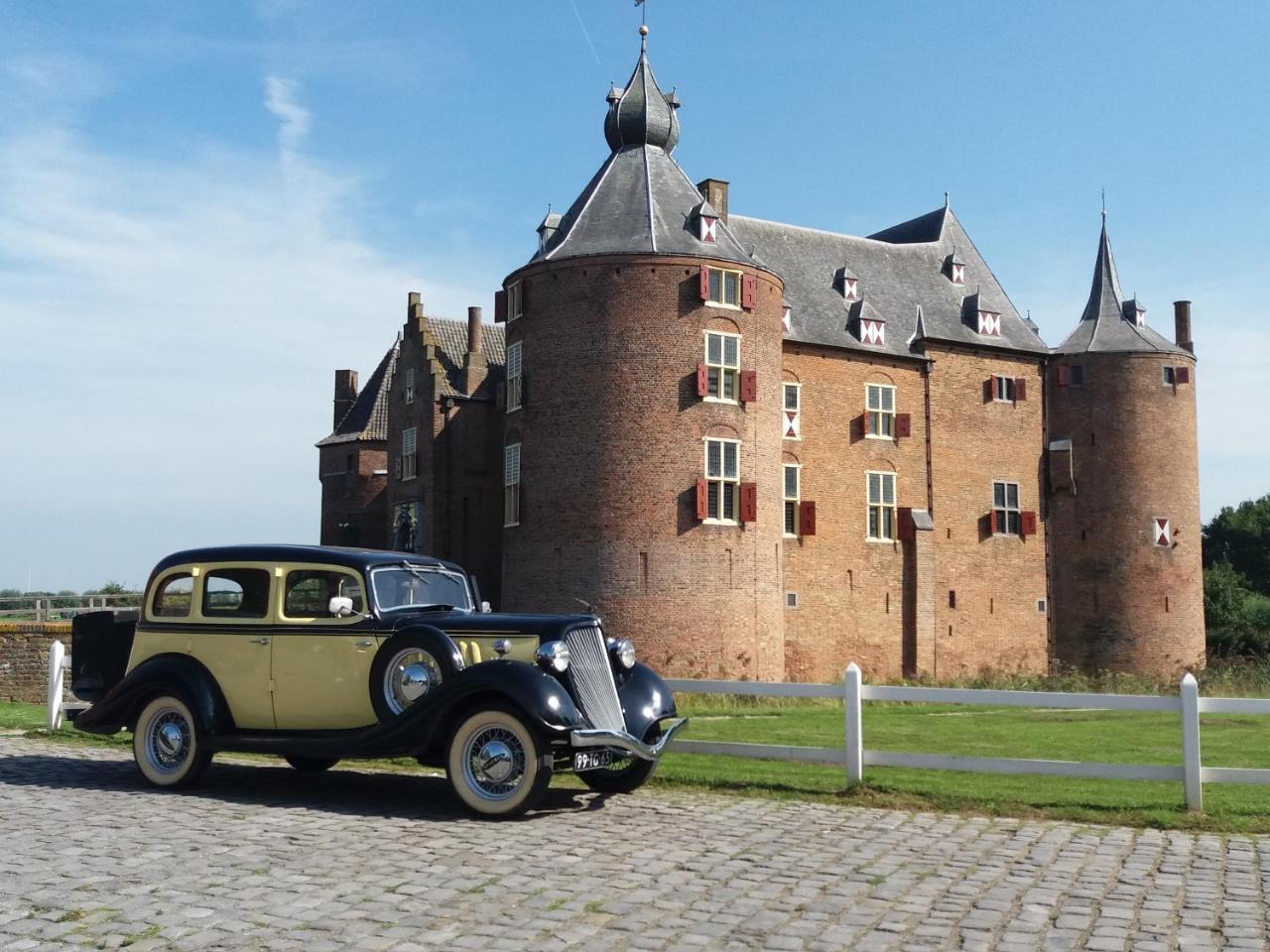 B&B Kasteel Ammersoyen — 4-Star Luxury Hotel in Ammerzoden, Netherlands
