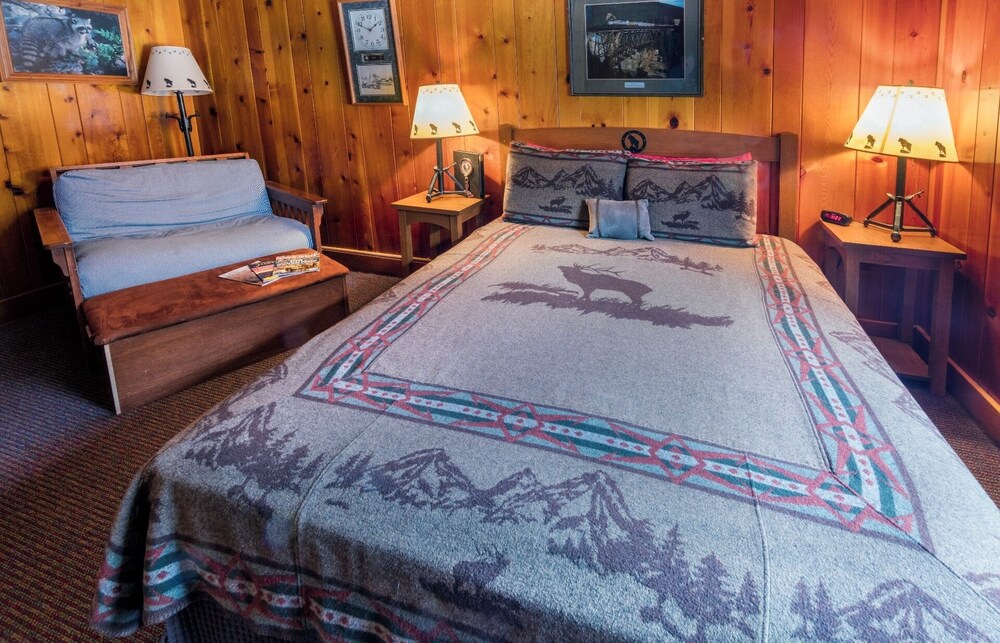 Loge Glacier National Park — hotel in Essex