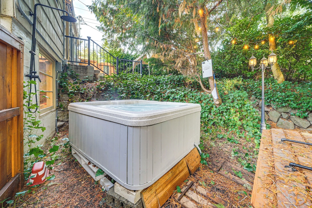 Hot Tub Trails & Tranquil Views Cozy Seatac Spot in Seattle, United States