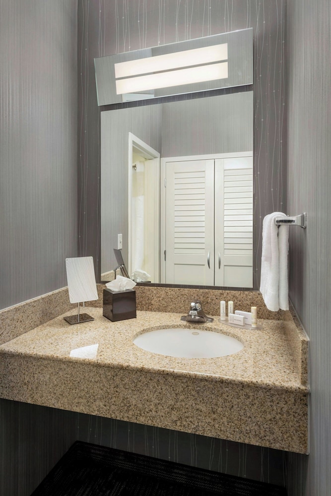 Courtyard by Marriott Newark Liberty International Airport - photo 10