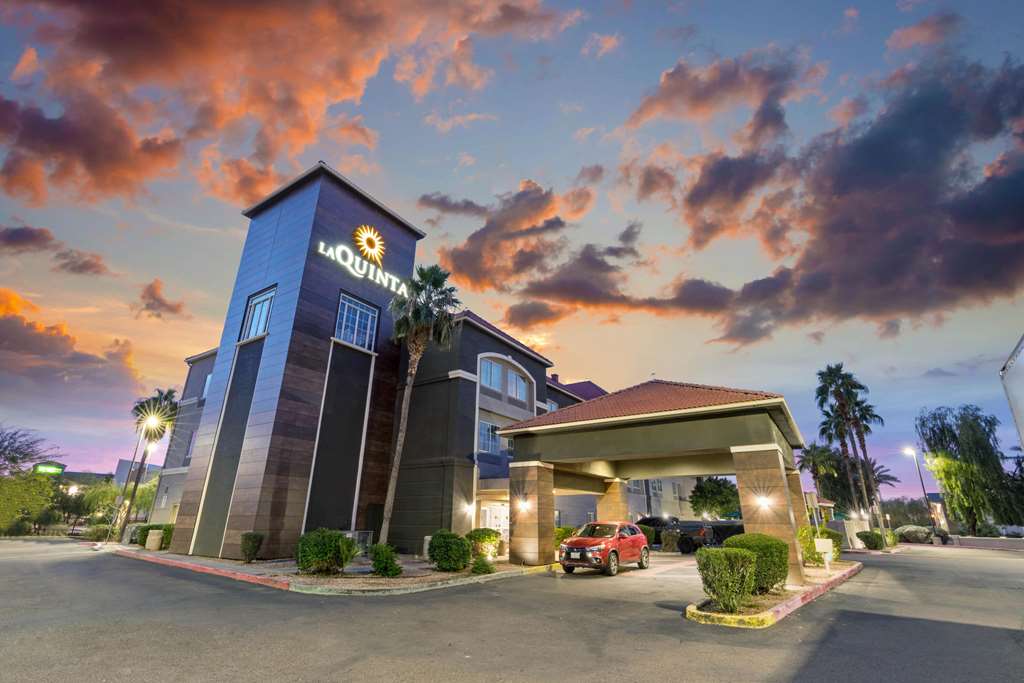 La Quinta Inn & Suites by Wyndham Phoenix I 10 West - photo 2
