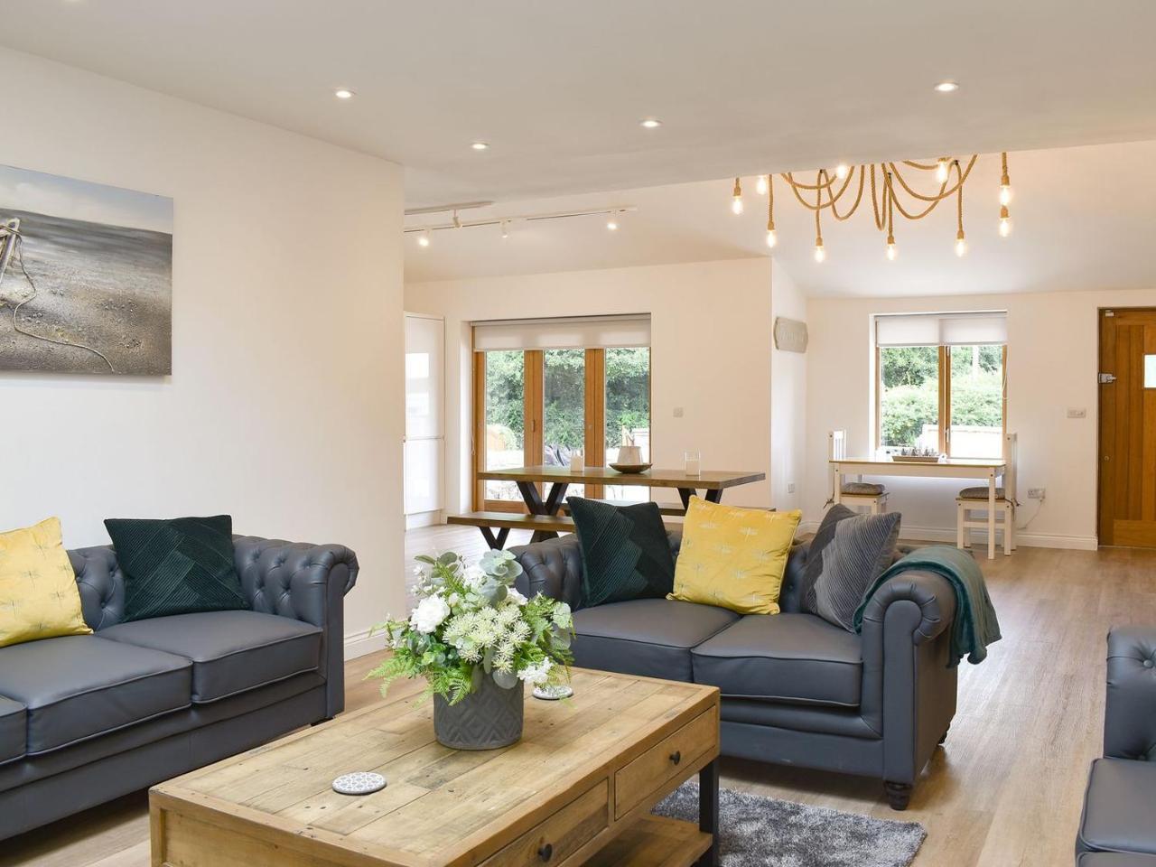 Redstones Cottage — 4-Star Luxury Hotel in Greasby, United Kingdom