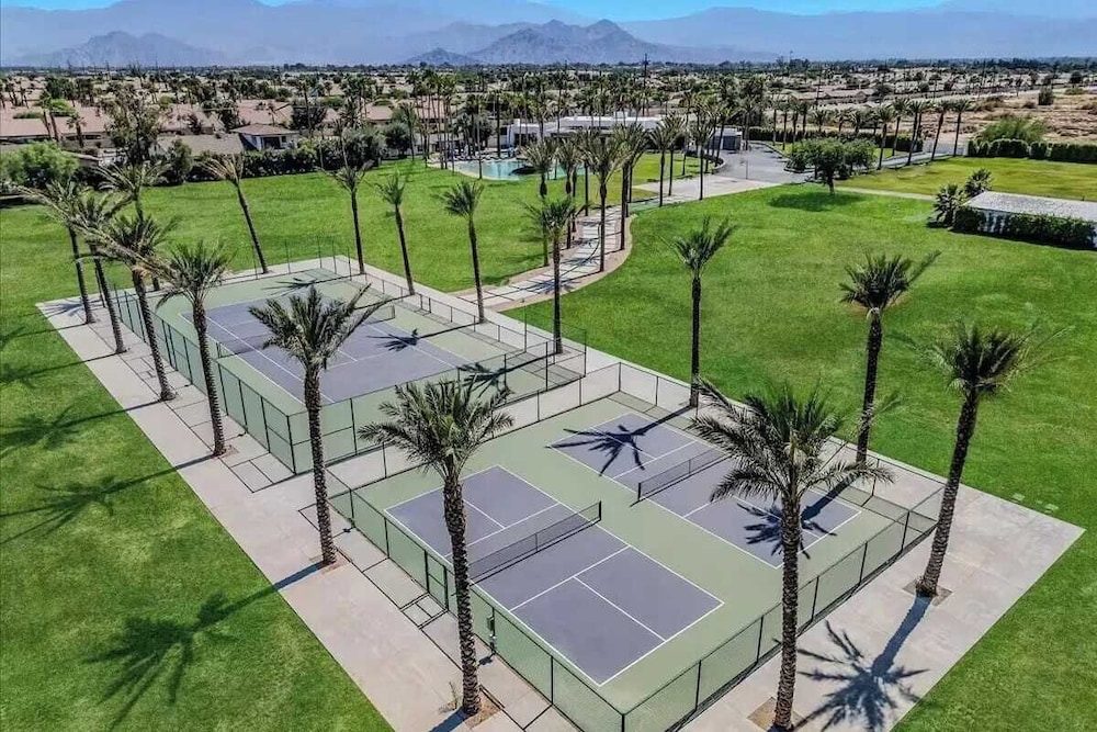 The Bravo Beach Club Tennis Beach Basketball Golf Ultra luxe Compound by Avantstay in Indio, United States