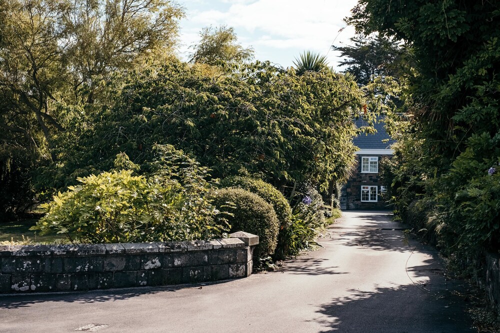 Le Pommier - carbon neutral hotel in Castel