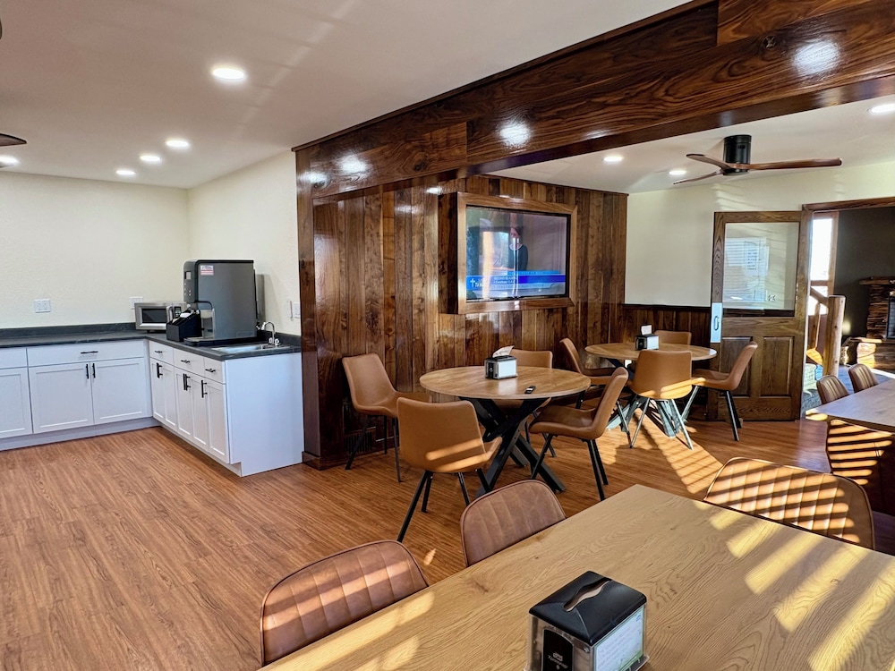 Americas Best Value Inn Wall - photo 89