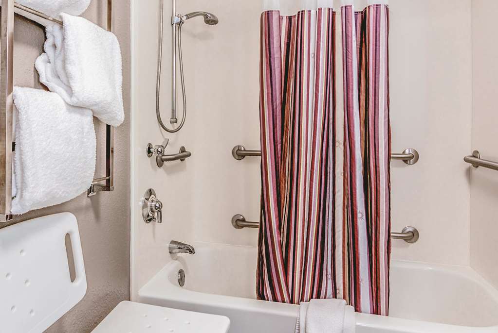 La Quinta Inn & Suites by Wyndham Las Vegas Summerlin Tech - photo 22