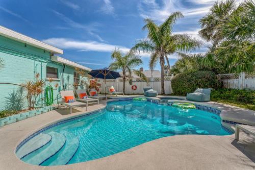 Walk to Beach Heated Pool Dog Friendly Firepit in Daytona Beach, United States