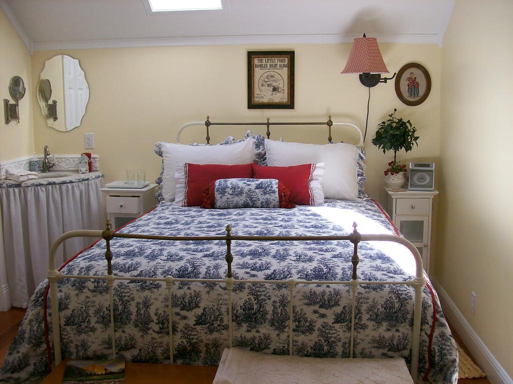 Tin Lizzie Inn - photo 7