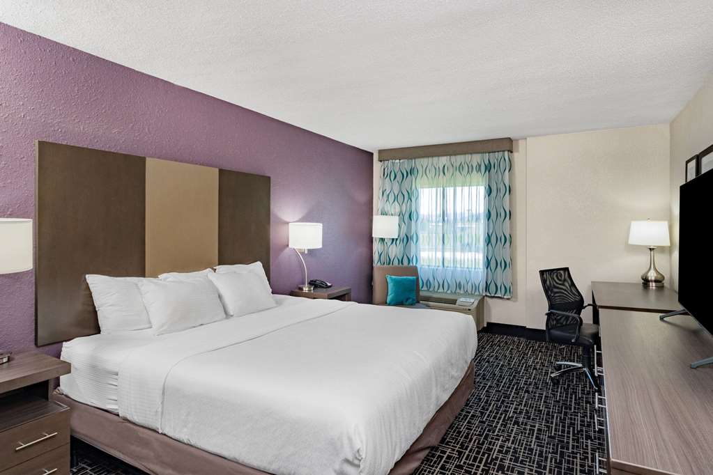 La Quinta Inn & Suites by Wyndham Chattanooga East Ridge - photo 22