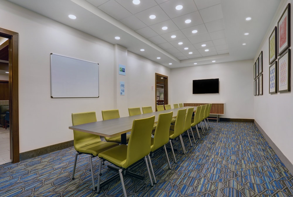 Holiday Inn Express & Suites Lenexa Overland Park Area by IHG - photo 46
