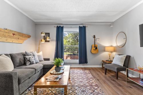 Famous MUSIC ROW 1 Bedroom Condo with FREE Parking and Pool — 4-Star Luxury Hotel in Nashville, United States