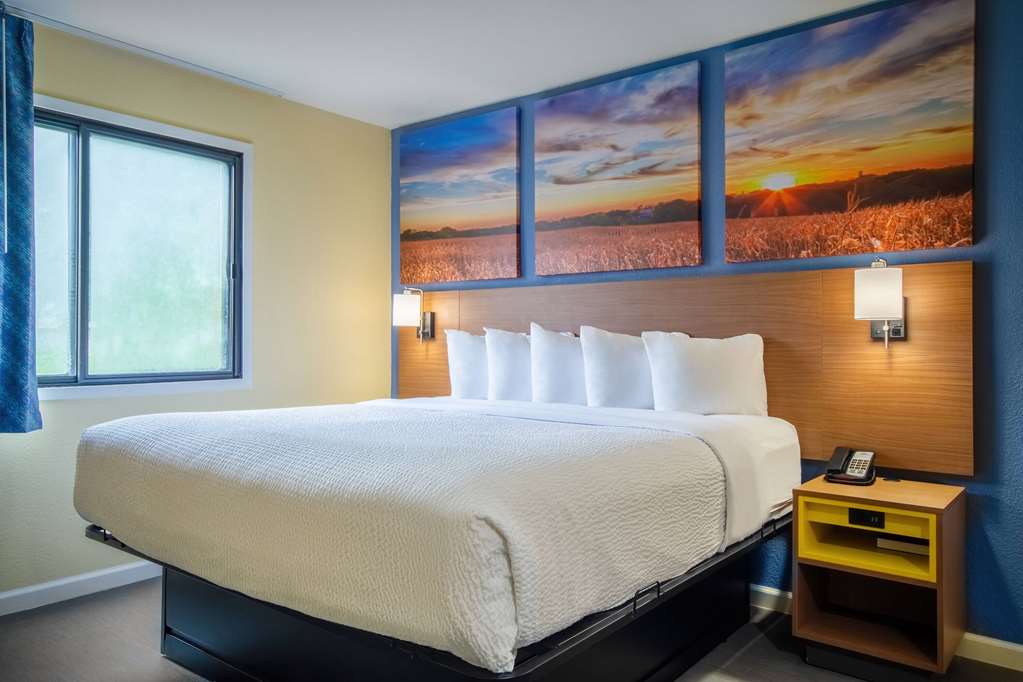 Days Inn & Suites by Wyndham Waterloo - photo 12
