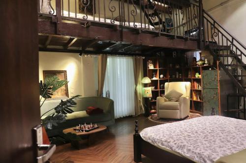 Heart of Quarter Antique Balcony Rice Market — 4-Star Luxury Hotel in Hanoi, Vietnam