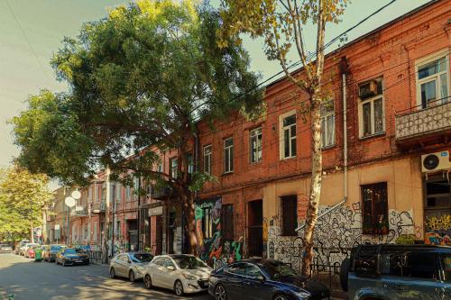 Chic 3BR Apt Near Fabrika By Wehost