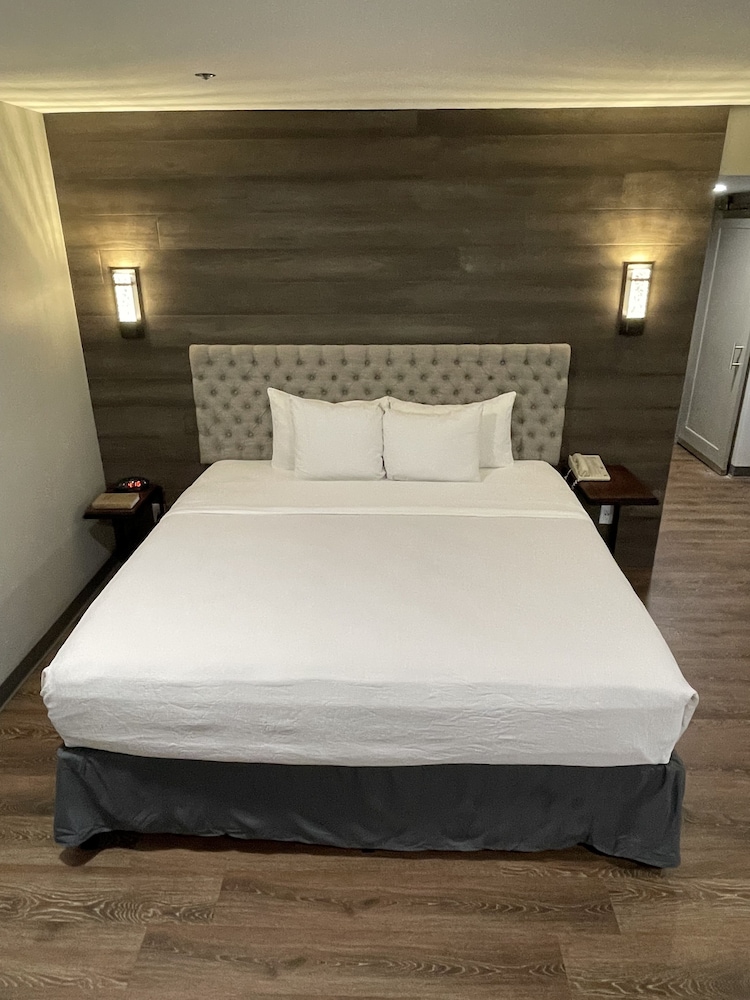 The Chateau Hotel and Conference Center - photo 5