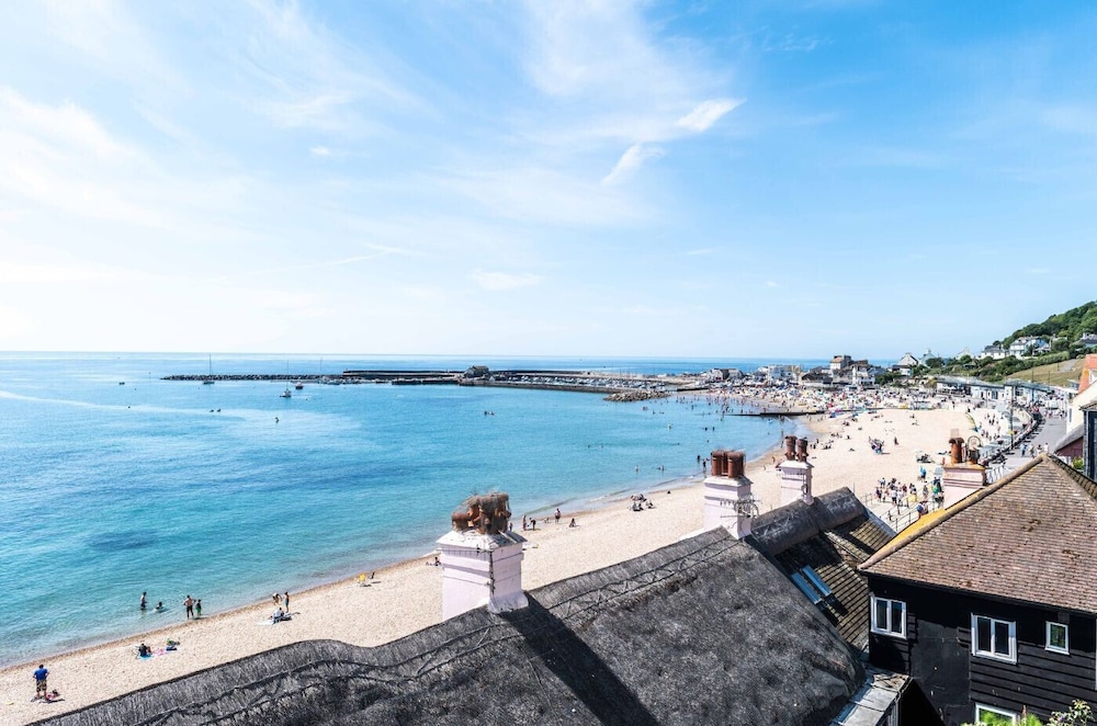 3 Beach Way House — 4-Star Luxury Hotel in Lyme Regis, United Kingdom