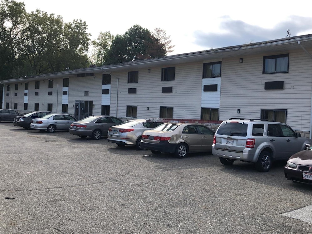 Economy Inn North Randall - photo 39