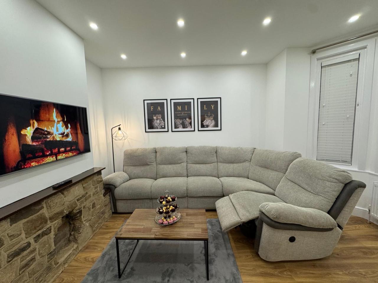 Serenity House FREE parking sleeps 6 plus Free stay for 2 children on sofa beds near the beach restaurant and city centre guests recommend it — 4-Star Luxury Hotel in Bournemouth, United Kingdom