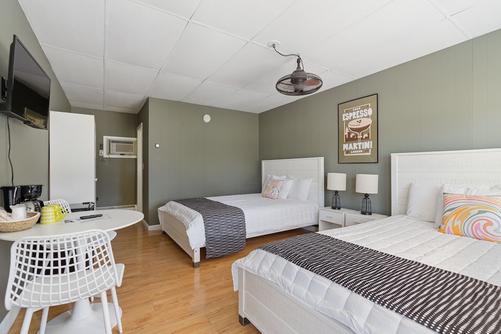 The Beaches Motel & Cottages - photo 10