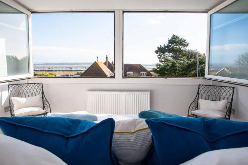 Coastguard Cottage — 4-Star Luxury Hotel in Milford On Sea, United Kingdom