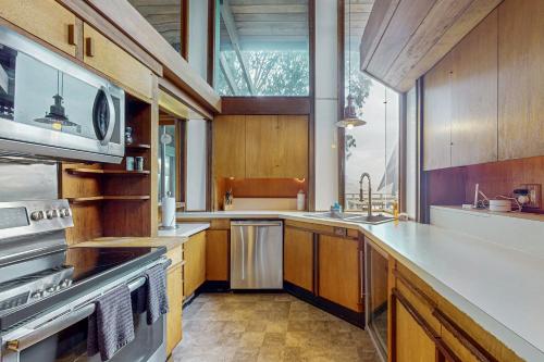 Oceanfront Blufftop Home Wide Deck & Water Views — 4-Star Luxury Hotel in Elk City, United States