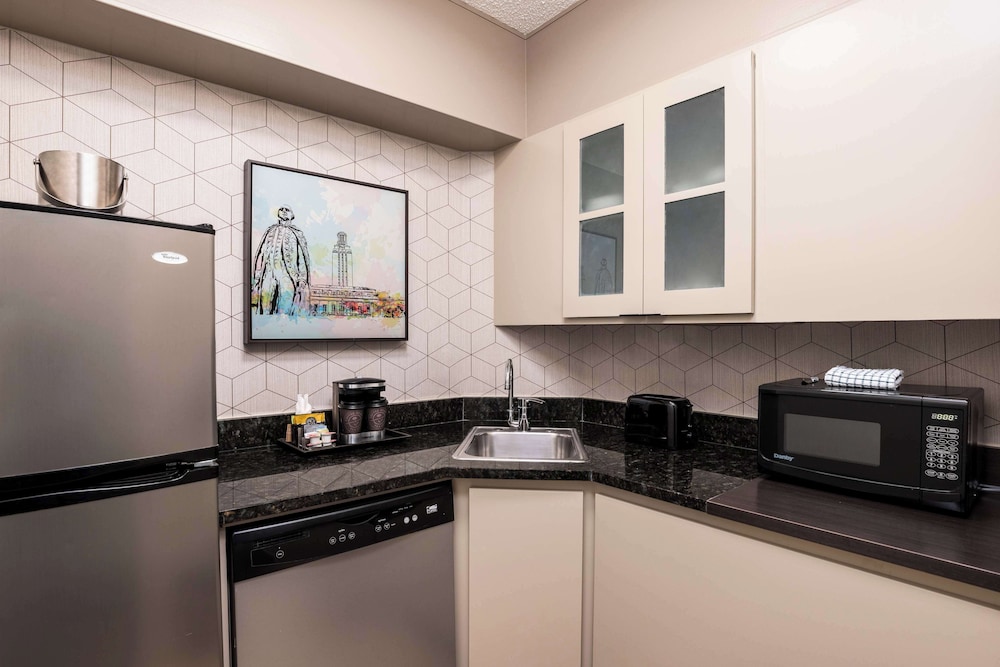 DoubleTree Suites by Hilton Austin Downtown Capitol - photo 14