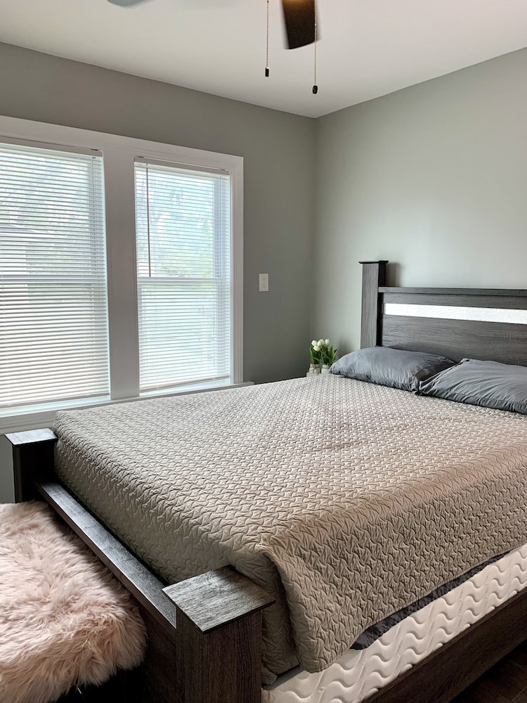 The Horseshoe Falls Villa 6BR Free Parking Minutes From Falls & Casino - photo 3