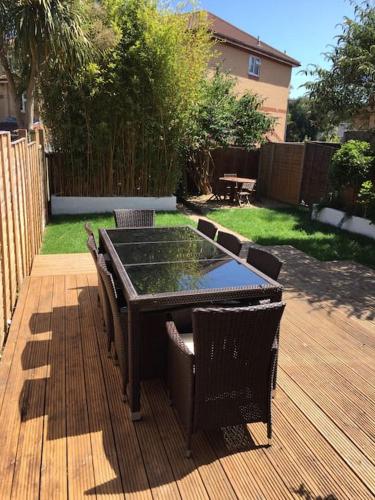 Spacious 5 Bedroom Victorian House Near Sandbanks Sleeps 14 Parking & Garden — 4-Star Luxury Hotel in Parkstone, United Kingdom