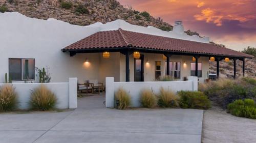 Boulder Surrounded Escape ANOTHERdeserthouse - carbon neutral hotel in Yucca Valley