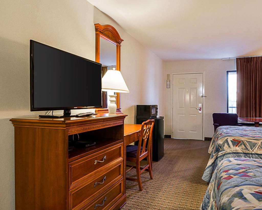 Econo Lodge Richmond North - photo 14