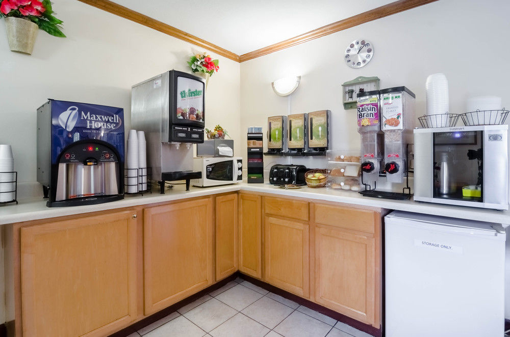 Econo Lodge Colonial - photo 15