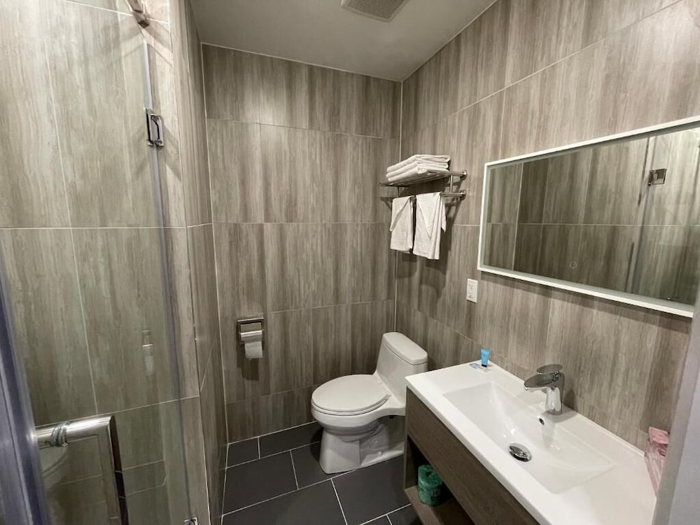 King Hotel Brooklyn Sunset Park - photo 15