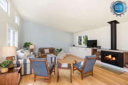 The Cabin Waterfront with Fireplace 5 mins to the Bay — 4-Star Luxury Hotel in Callala Bay, Australia